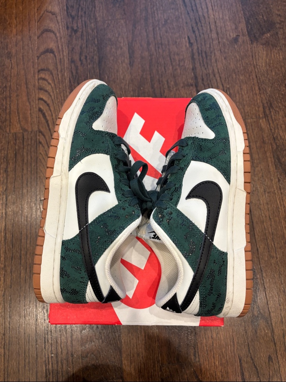 Women’s Nike Dunk Low Green White Black - Picture 9 of 10